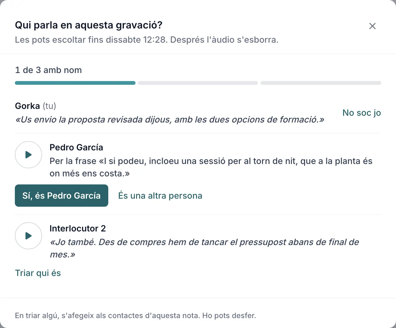 La finestra Qui parla amb una proposta de la IA: la veu, la frase en què es basa, un botó per escoltar-la i l’elecció entre confirmar el nom o indicar que és una altra persona